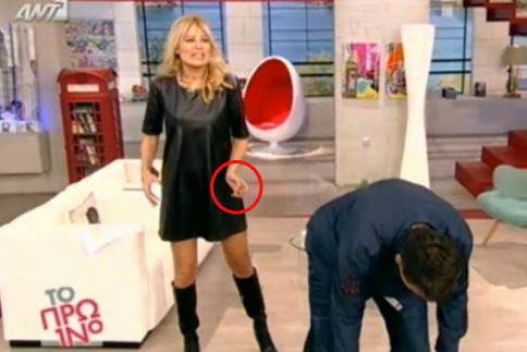 To trend του χειμώνα: Ίδιο χρώμα στο βερνίκι με τα ρούχα όπως η Φαίη Σκορδά