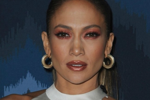 Ταίριαξε το μακιγιάζ με τα ρούχα σου όπως η Jennifer Lopez