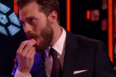 Κι όμως, ο Jamie Dornan τρώει τους κοιλιακούς του