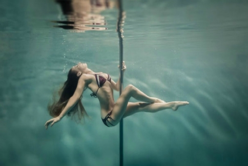 Κι όμως γίνεται: Pole dancing κάτω από τη θάλασσα! 