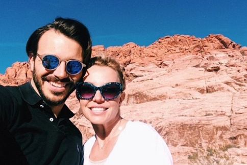Oops, she did it again!Η Britney τον έβαλε να υπογράψει συμφωνητικό εχεμύθειας στο πρώτο τους ραντεβού