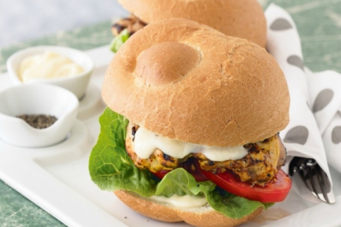  Εναλλακτικό burger σε παξιμάδι με κοτόπουλο