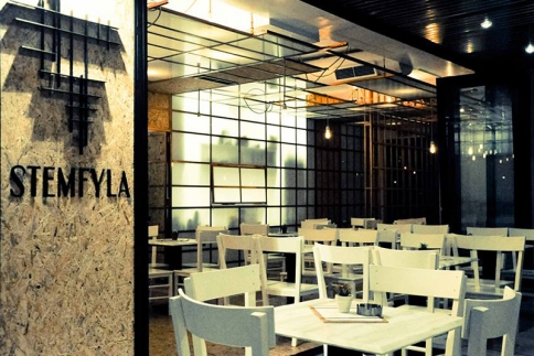 Εδώ τα κορίτσια πίνουν ρακή με στιλ