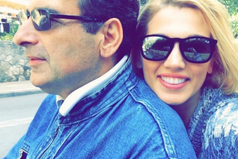 Εasy rider η Σπυροπούλου! Τραβάει selfie πάνω στο μηχανάκι με τον μπαμπά της