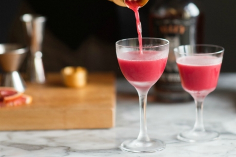 Cocktail: Τι έπιναν το 1915 και πότε έγινε τελικά μόδα το Cosmopolitan;
