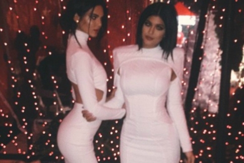 Kendall και Kylie Jenner: Ποια αντέγραψε το φόρεμα της άλλης; 