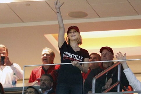 Φανατική οπαδός του μπάσκετ η Jennifer Lawrence! "Έβαλε τρίποντο" με την εμφάνισή της 
