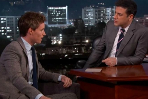 O Eddie Redmayne αποκαλύπτει: "H Jennifer Aniston θα έπρεπε να με χαστουκίσει για αυτό!"