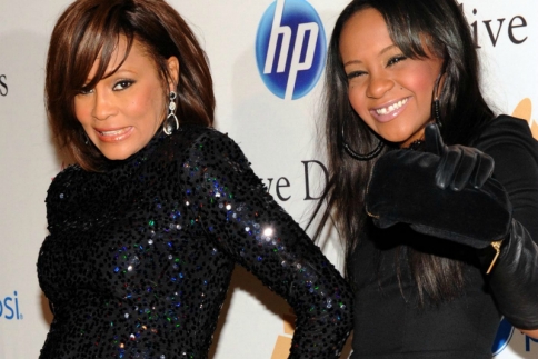 Σε κρίσιμη κατάσταση η κόρη της Whitney Houston μετά την απόπειρα αυτοκτονίας