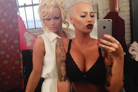 Συνάντηση κορυφής! Pamela Anderson και Amber Rose σε μία σέξι φωτογράφιση