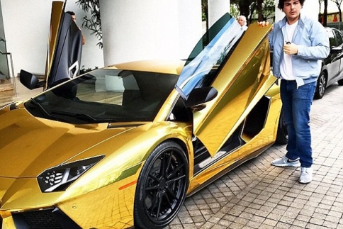 Γυναίκες, Lamborghini και πούρα! Οι πρωτοχρονιάτικες σπατάλες των πλουσίων στο Instagram