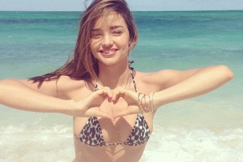 Η Miranda Kerr και οι κολλητές της πέταξαν τα μπικίνι για μία ομαδική φωτογραφία
