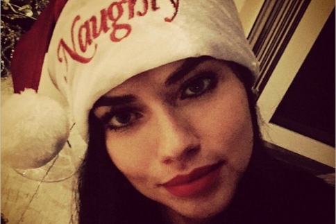 Πώς περνάνε οι celebrities τα Χριστούγεννα: Η Adriana Lima φλερτάρει και η Jessica Chastain ψήνει μπισκότα