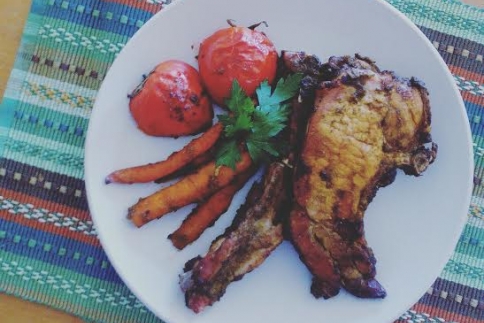 Χοιρινές μπριζόλες με σάλτσα chimichurri + σούπερ καλοκαιρινό γλυκό