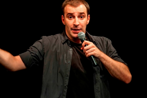 Ο Γιώργος Χατζηπαύλου κάνει stand - up κωμωδία για τη Unicef