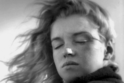 H 20χρονη Marilyn Monroe ποζάρει για τον φακό του φωτογράφου εραστή της 