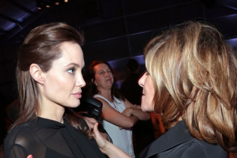 Άβολο! Η Angelina Jolie συναντήθηκε με την αντιπρόεδρο της Sony…