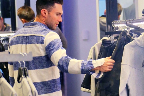 Adam Levine: O πιο sexy άντρας στον κόσμο για ψώνια με την σύζυγο του