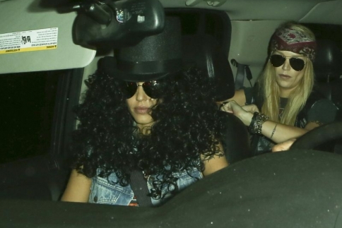 Δεν είναι ο Slash! Είναι η Jessica Alba μεταμφιεσμένη...