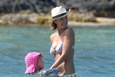 Jessica Alba: Οικογενειακές διακοπές στην Καραϊβική