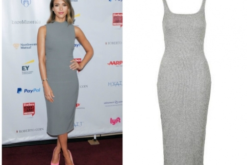 Jessica Alba : Ένα γκρι φόρεμα αρκεί για την πιο chic εμφάνιση