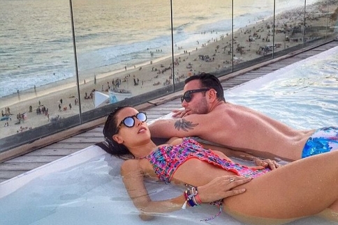 Alessandra Ambrosio: Με το μαγιό σε ταράτσα και πισίνα!