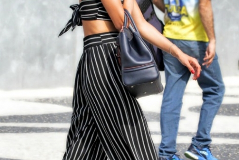 Get the look: Με total ριγέ look η Alessandra Ambrosio εντυπωσιάζει