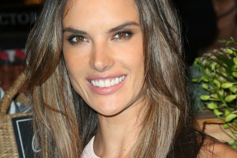 Alessandra Ambrosio: Αντίγραψε τα λαμπερά μαλλιά της