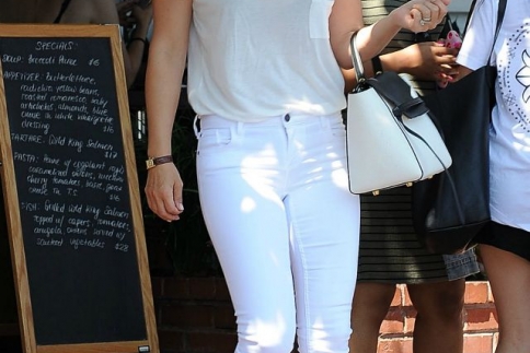 Ali Larter : Προτείνει το τέλειο outfit για τον καύσωνα