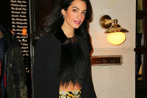 Amal Clooney: Aυτή είναι σίγουρα η πιο τολμηρή της εμφάνιση