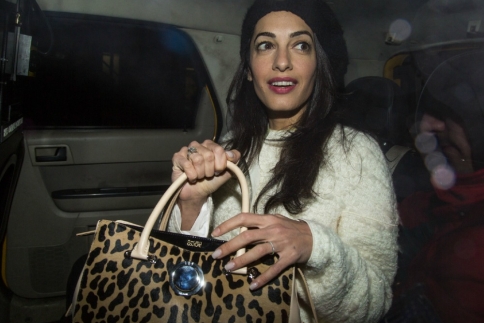 H Amal Alamuddin μόνη στην Νέα Υόρκη  