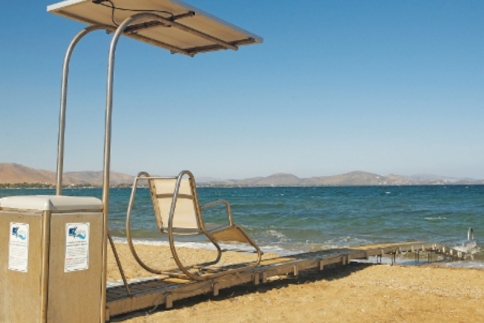 Τοποθετήθηκαν ράμπες αναπήρων σε δύο παραλίες της Αττικής