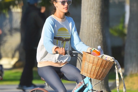 Αυτά είναι πόδια! Η Alessandra Ambrosio είναι fit και στιλάτη
