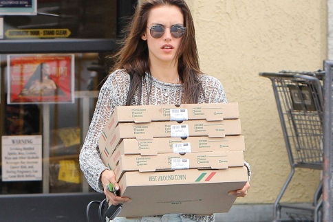 H Alessandra Ambrosio έγινε delivery girl;