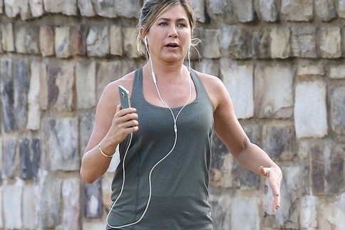 Jennifer Aniston : Πάχυνε στο ταξίδι του μέλιτος!