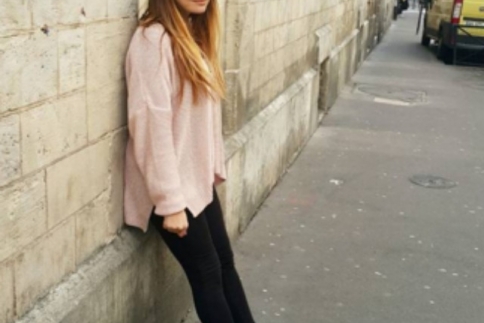 Street style : H Αποστολία Ζώη σου δείχνει το ιδανικό casual look για την πρωινή σου βόλτα