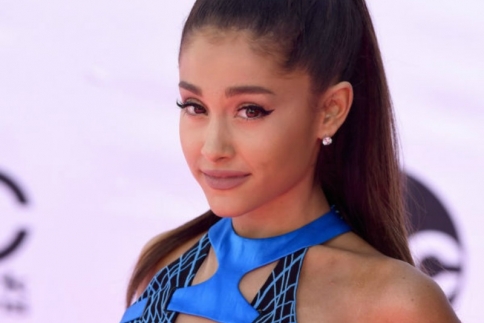H Ariana Grande κάνει τα μαλλιά της αφέλειες. Και αυτη!