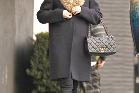 Stylish με λεπτομέρειες γούνας όπως η Ashlee Simpson