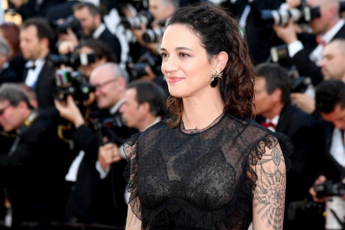 Asia Argento: Ναι, απατούσα τον Bourdain αλλά με απατούσε και εκείνος 
