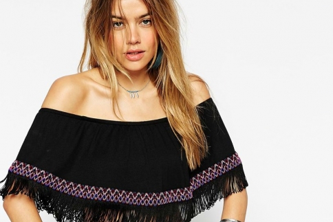 Ώμοι έξω! Τα off the shoulder μπλουζάκια είναι το απόλυτο trend. Θα τα δοκιμάσεις; 