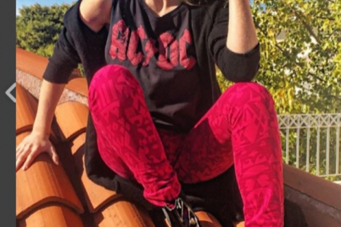 Street style : H Αθηνά Οικονομάκου προτείνει για το casual look, μαύρο με κόκκινο