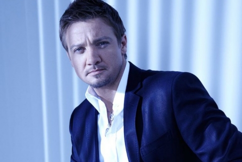 Jeremy Renner: Είναι τελικά gay;