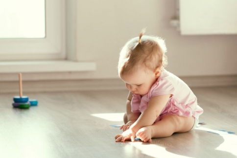 5 tips για πεντακάθαρο πάτωμα χωρίς καθάρισμα