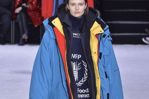 Balenciaga: Το παλτό που έχει γίνει viral για τον πιο περίεργο λόγο