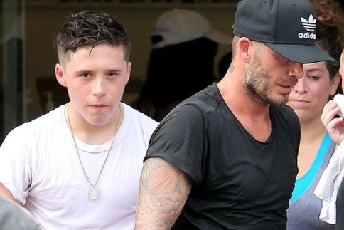 Το γεύμα των πρωταθλητών: Ο David Beckham και ο Brooklyn... καταβροχθίζουν κρέας!