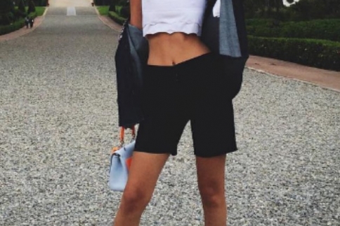 Street style: H Bella Hadid δοκιμάζει το πιο chic ασπρόμαυρο look για το Σ/Κ