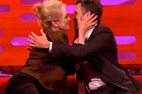 Απρόβλεπτη η Meryl Streep! Φίλησε στο στόμα τον Mark Ruffalo 
