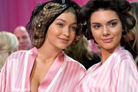 Όταν οι super sexy Kendall Jenner και Gigi Hadid κοιμήθηκαν μαζί (video)