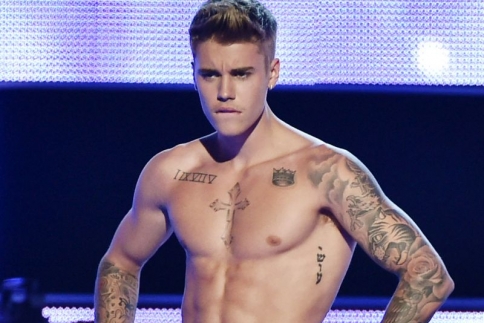 O Justin Bieber κολυμπάει με το μποξεράκι! Ναι, είναι Calvin Klein