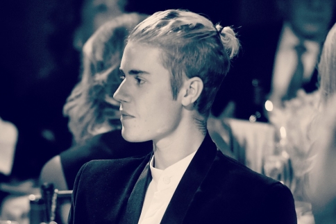 Ο Justin Bieber κάνει μόδα τα μωβ μαλλιά! Μας αρέσεις Justin!